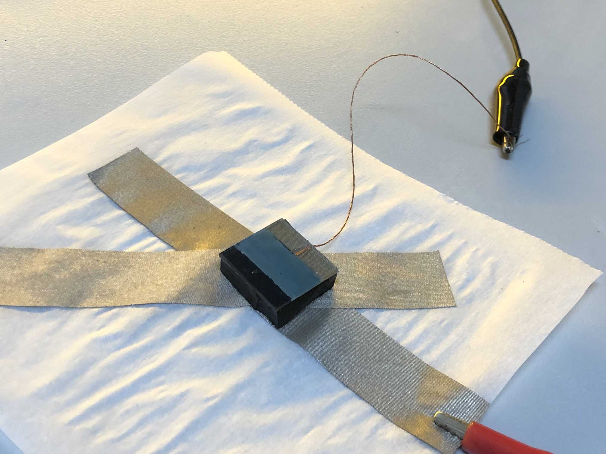 
The photosensitivity of the DSSC gelatin can be measured by a simple arduino circuit.