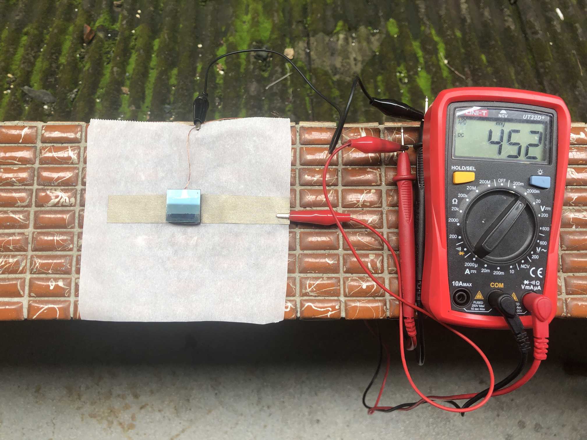 
The DSSC made of gelatin was measured under full sunlight, 452mV was measure, however there’s no current can be measured due to the high resistance of gelatin, it can only be used a slight sensor.