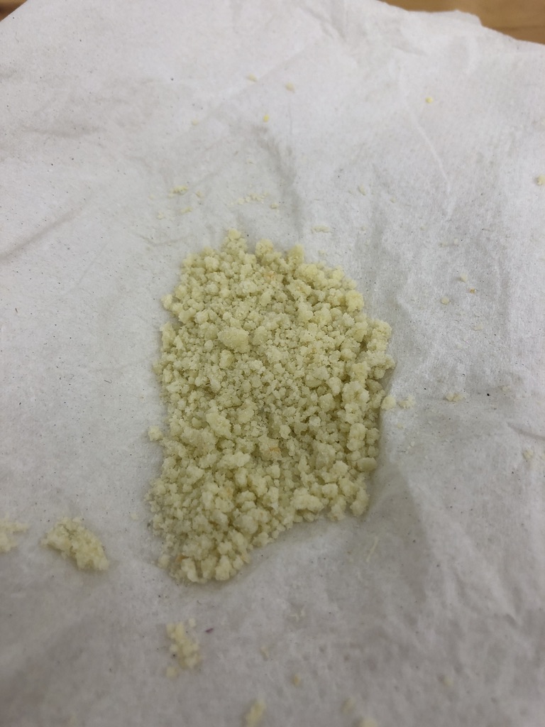 將分離出的凝膠狀酪蛋白用手揉捏到漸漸變硬再加到模具裡塑形，也可以加入少許甘油調整其硬度