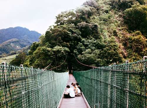 TAM participants sit on the Xiang-bi bridge (象鼻吊橋)