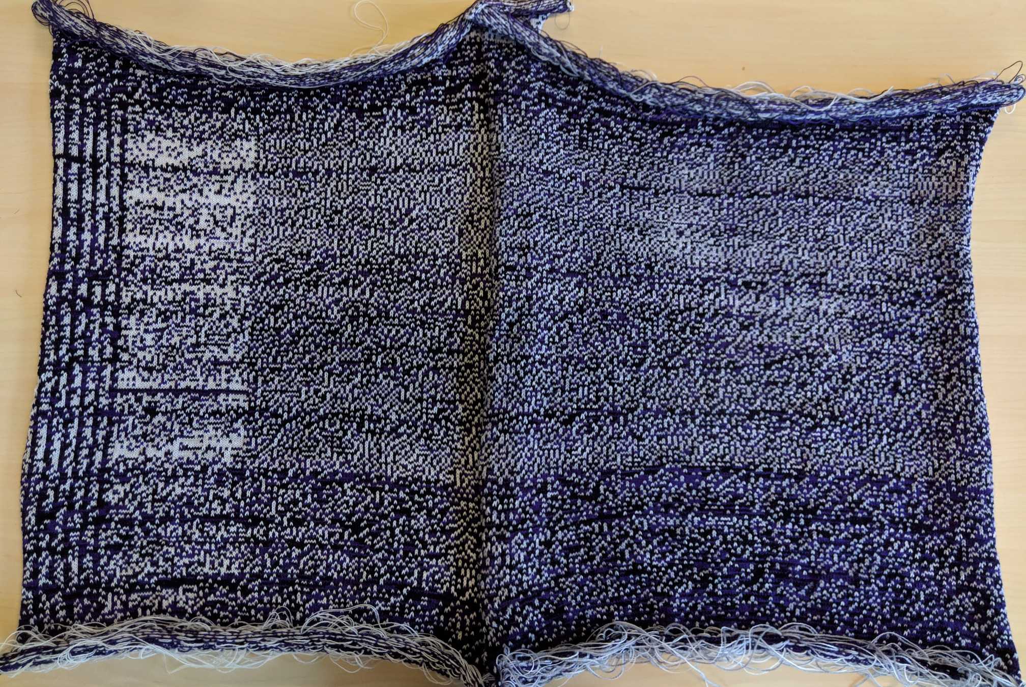 我們使用特定的電腦式針織機Silver Reed SK840來處理針織的部份。
This image was specifically knitted using a [https://www.knitknackshop.com/machines/SK840.html|Silver Reed SK840] computerized knitting machine.